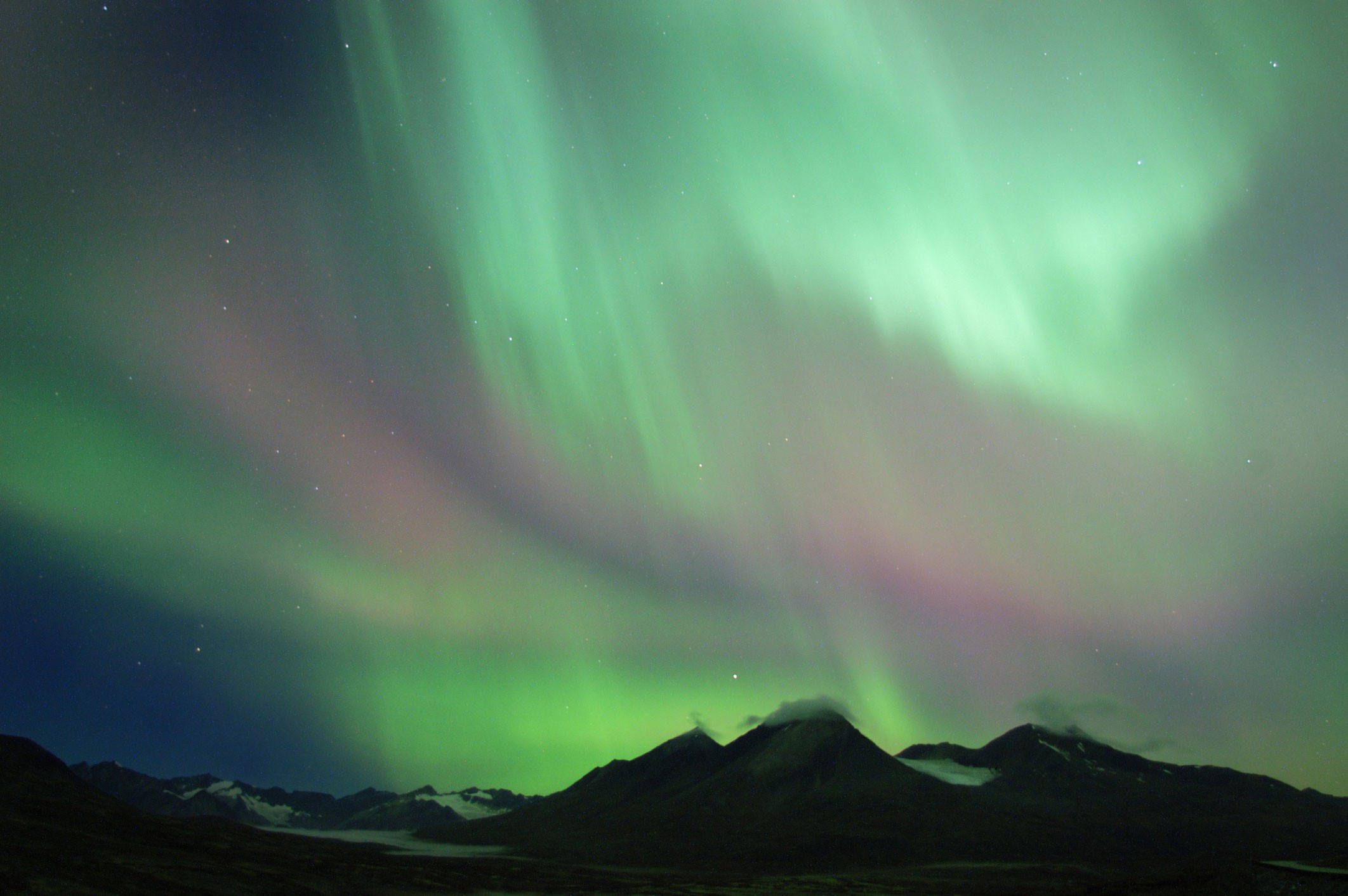 Το Βόρειο Σέλας, γνωστό και ως Aurora Borealis, είναι πιο έντονο όταν υπάρχουν ηλιακές εκλάμψεις στον Ήλιο, ή όταν μια ισχυρή στεμματική εκτίναξη μάζας εκτοξεύει πλάσμα από τον Ήλιο στο διάστημα. Αυτή η ίδια εκτίναξη μπορεί να προκαλέσει γεωμαγνητικές καταιγίδες στη Γη, οι οποίες με τη σειρά τους μπορούν να προκαλέσουν ζημιές στο γήινο δίκτυο ηλεκτροδότησης. Επιστήμονες από το πρόγραμμα USMTArray συνέλεξαν δεδομένα για σχεδόν 20 χρόνια προκειμένου να αναπτύξουν νέα εργαλεία που μπορούν να προβλέψουν πού και πότε θα πλήξουν αυτές οι καταιγίδες. Πηγή: Γεωλογικό Ινστιτούτο των ΗΠΑ (U.S. Geological Survey)