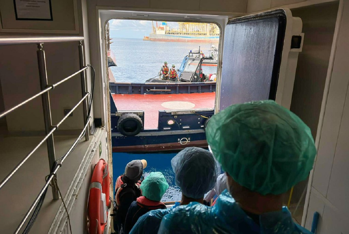Χανταϊός: Σε εξέλιξη η επιχείρηση εκκένωσης του κρουαζιερόπλοιου – Αποβιβάστηκαν οι πρώτοι επιβάτες