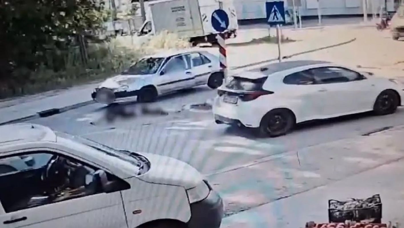 Ιωάννινα: Η στιγμή της παράσυρσης ανήλικης από αυτοκίνητο στη λεωφόρο Γράμμου – Δείτε το βίντεο