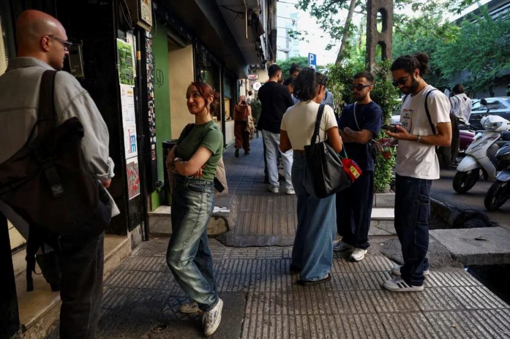 Ιράν: Η αστυνομία έκλεισε καφετέρια με την κατηγορία ότι προωθούσε «τον σατανισμό» – Βίντεο με τους θαμώνες… να ακούνε «δυτική μουσική»