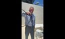Βίντεο: Ο Ρόμπερτ Κένεντι Τζούνιορ αρπάζει φίδια με γυμνά χέρια - Σε κατάσταση πανικού η γυναίκα του