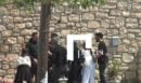 Δολοφονία στην Κρήτη: «Να φύγετε» - Η στιγμή της έντασης συγγενών με αστυνομικούς στην κηδεία του 21χρονου - Βίντεο