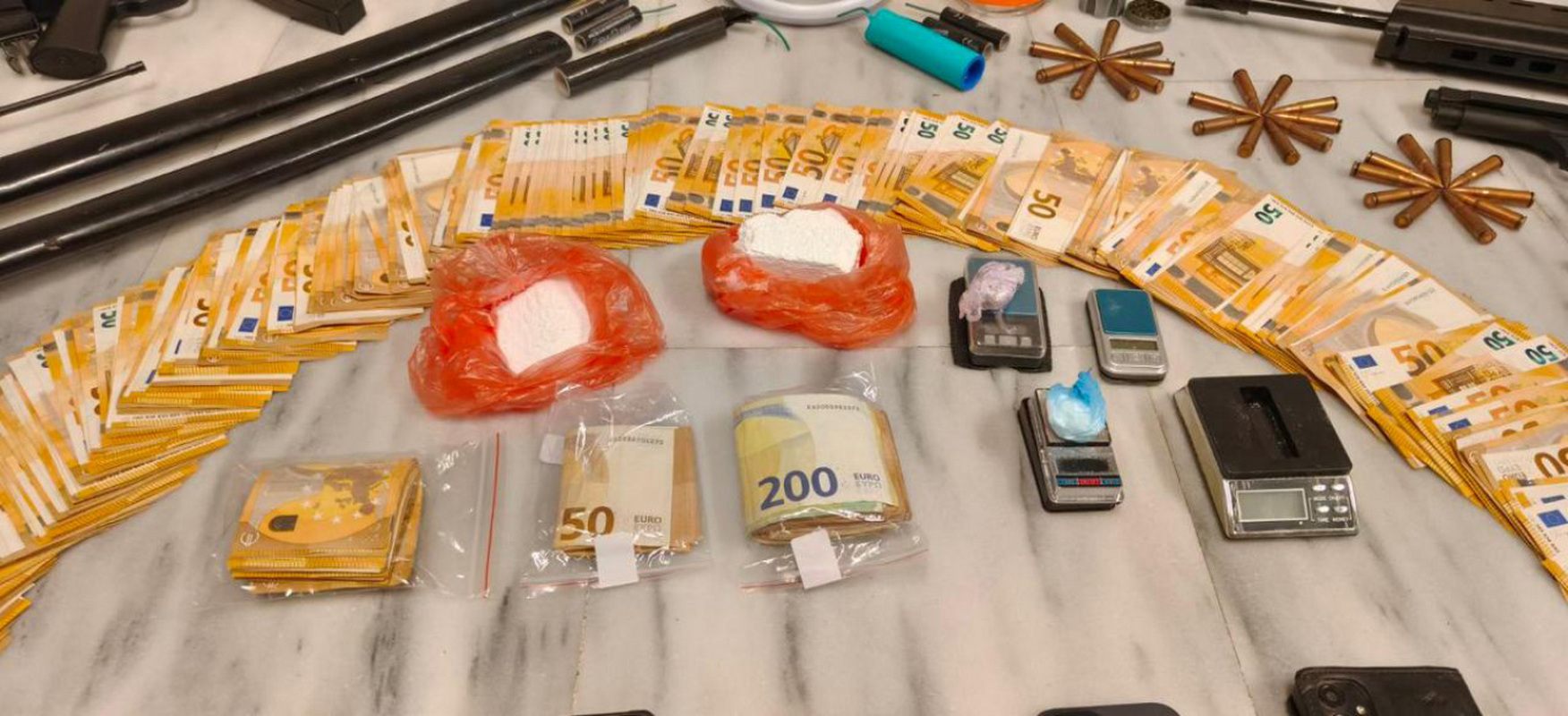 Εγκληματική οργάνωση, οπλαα