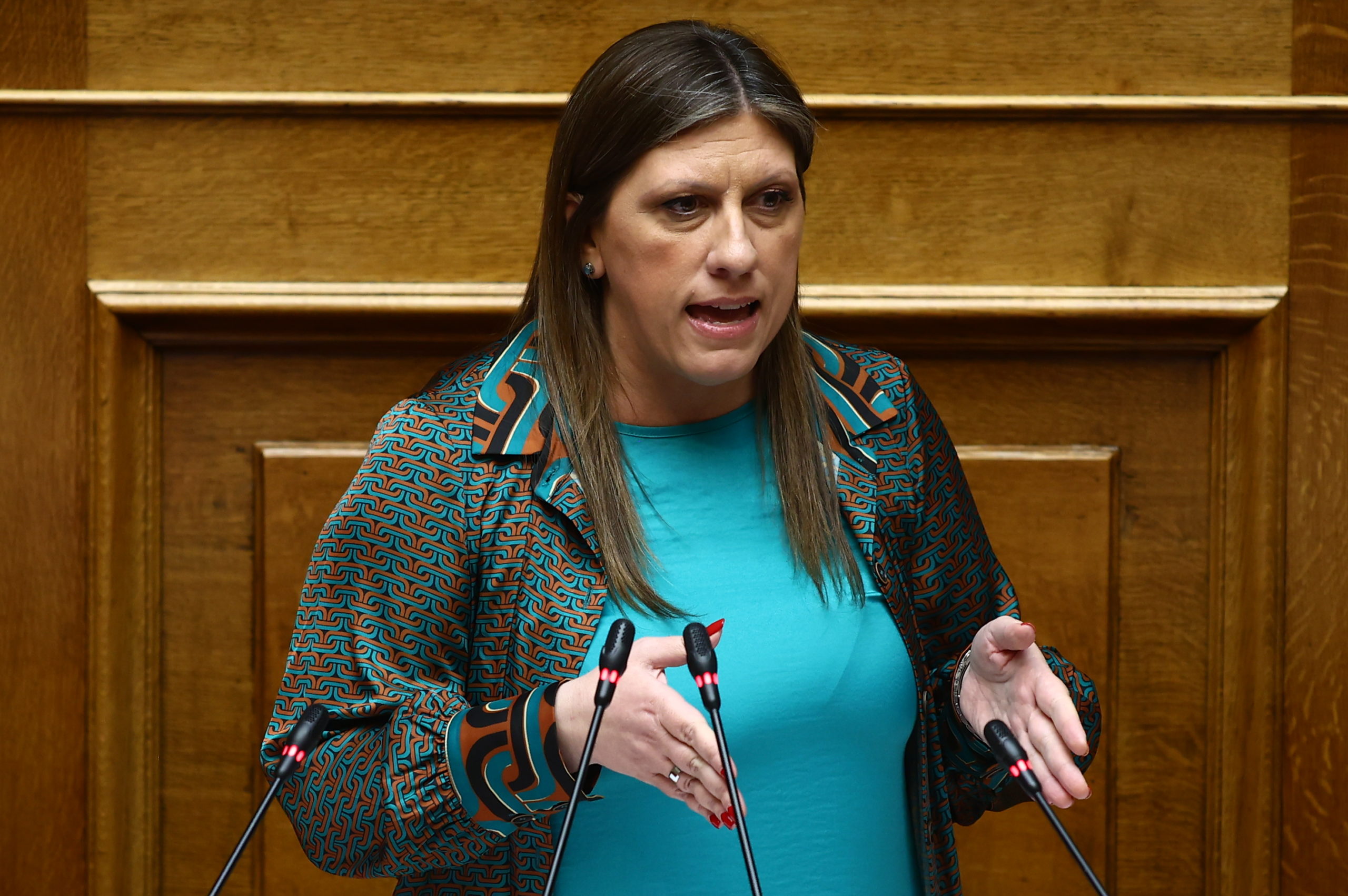 Κωνσταντοπούλου: Είστε βουτηγμένοι στη διαφθορά και τη διαπλοκή – Ίσως οι τρελές είναι αυτές που θα σας οδηγήσουν στη δικαιοσύνη