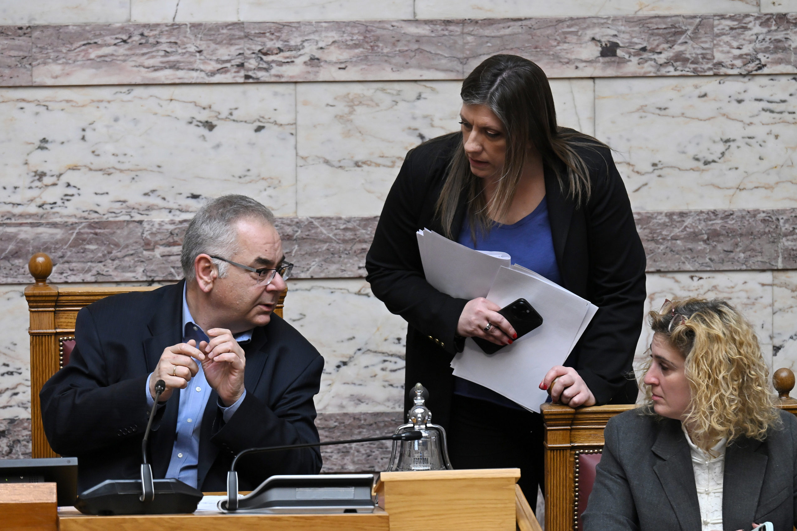 Χαμός στη Βουλή με Κωνσταντοπούλου και Λαμπρούλη, διεκόπη η συνεδρίαση – Βίντεο