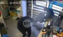Θεσσαλονίκη: Βίντεο από τη στιγμή που ληστές μπαίνουν σε ψιλικατζίδικο και απειλούν υπάλληλο - Άρπαξαν χρήματα και καπνικά προϊόντα