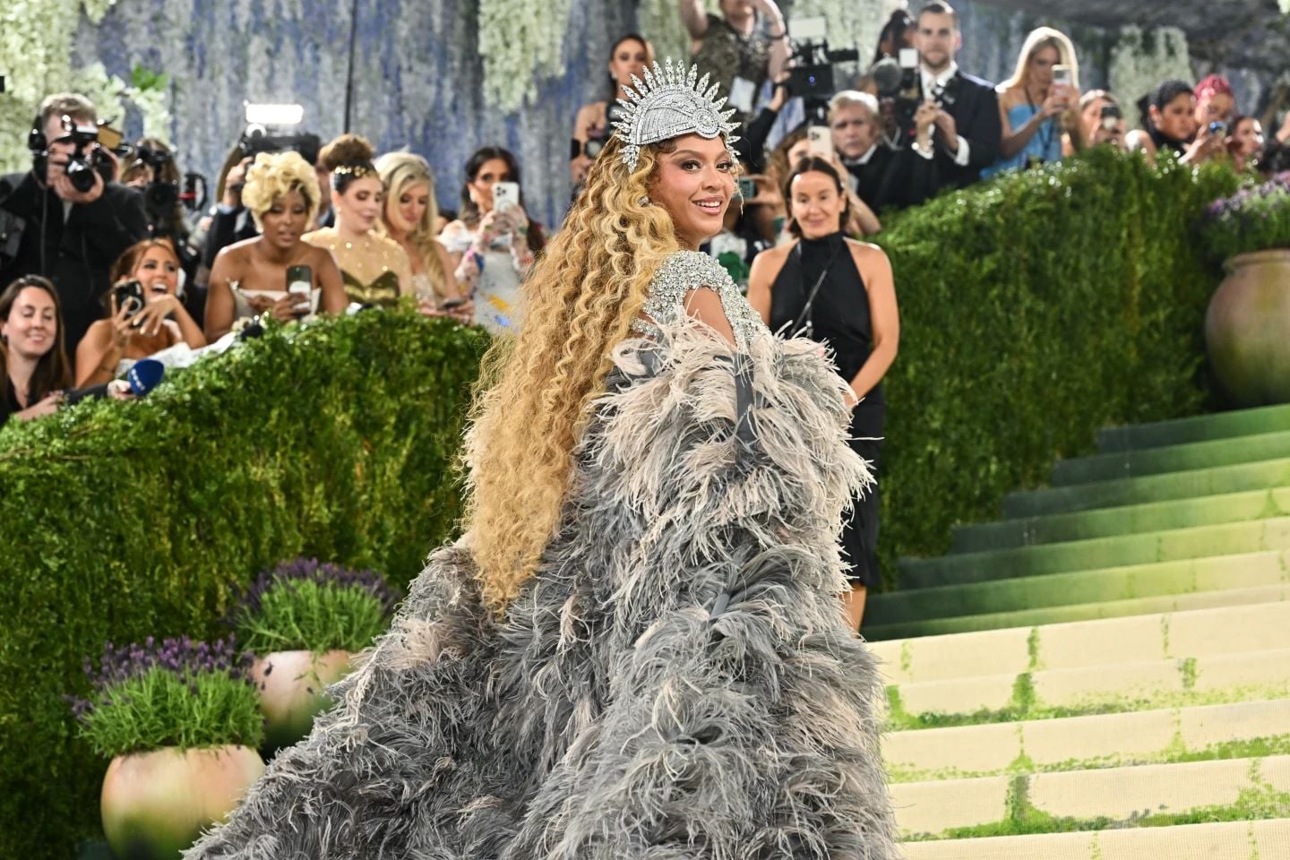 Met Gala 2026: Όταν η Μόδα έγινε Τέχνη – Η μεγάλη επιστροφή της Beyoncé, ο «ηλικιωμένος» Bad Bunny και οι εκκεντρικές εμφανίσεις