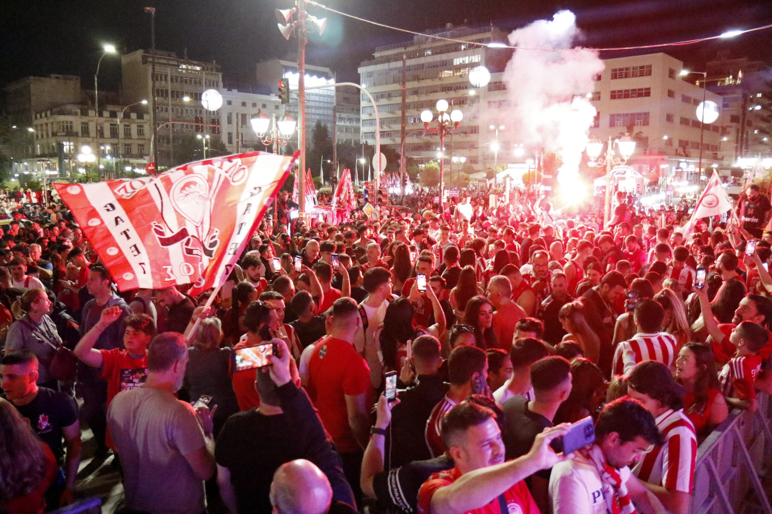 «Φλέγεται» ο Πειραιάς για την κατάκτηση της Euroleague: Στο Δημοτικό Θέατρο μεταβαίνουν οι πρωταθλητές Ευρώπης – Δείτε φωτογραφίες και βίντεο