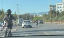 Νέο βίντεο με πατίνι: Αναβάτης κινείται με μεγάλη ταχύτητα στην αριστερή λωρίδα στην παραλιακή - Παραλίγο να πέσει