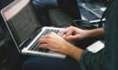 Τι κρύβεται πίσω από τα Backrooms; Γιατί χιλιάδες «κυνηγοί μυστηρίων» έχουν πάθει εμμονή με τους ατελείωτους, άδειους ψηφιακούς διαδρόμους