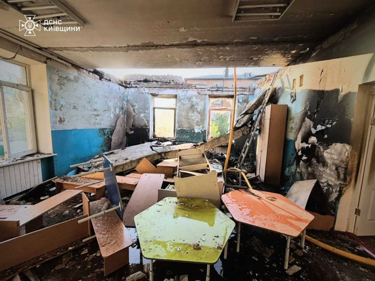 Νηπιαγωγείο που υπέστη ζημιές από ρωσική επίθεση με drone στην πόλη Φάστιβ της περιφέρειας Κιέβου, κατά τη διάρκεια της νύχτας της 12ης Μαΐου 2026. (Κρατική Υπηρεσία Έκτακτης Ανάγκης της Ουκρανίας/Telegram)