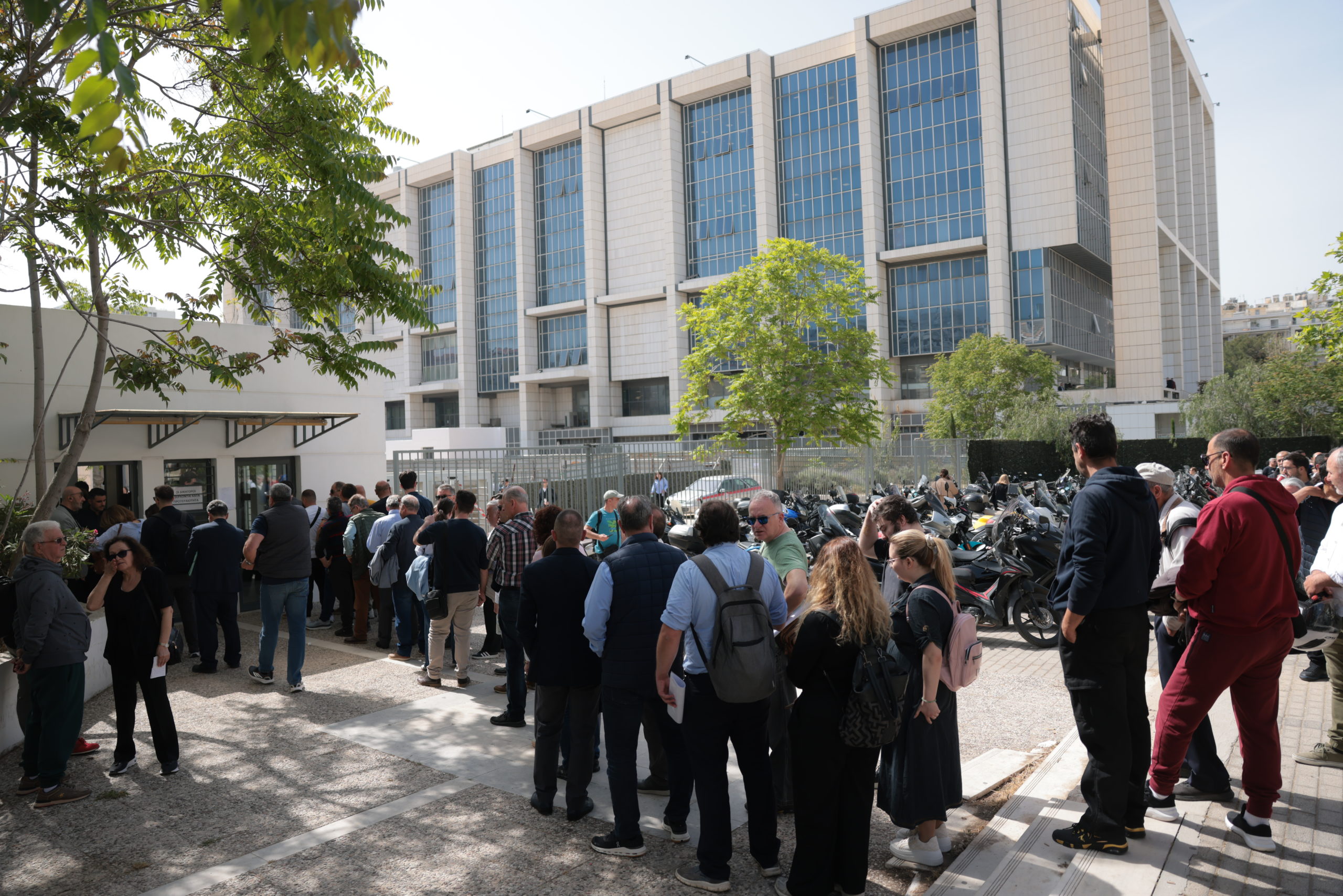 Πρωτοδικείο Αθηνών: Ουρές και ταλαιπωρία την πρώτη ημέρα εφαρμογής των νέων μέτρων ασφαλείας – ΦΩΤΟ και ΒΙΝΤΕΟ
