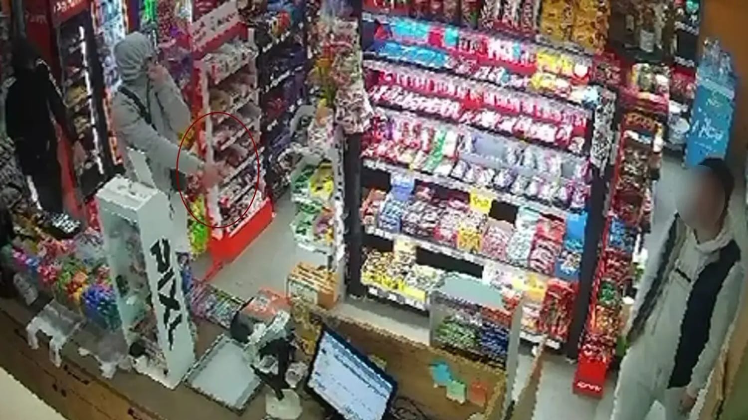 Θεσσαλονίκη: Ιδιοκτήτης ψιλικατζίδικου πήρε στο κυνήγι επίδοξους ληστές – «Δεν θα τους έδινα χρήματα ούτε με όπλο» – ΒΙΝΤΕΟ