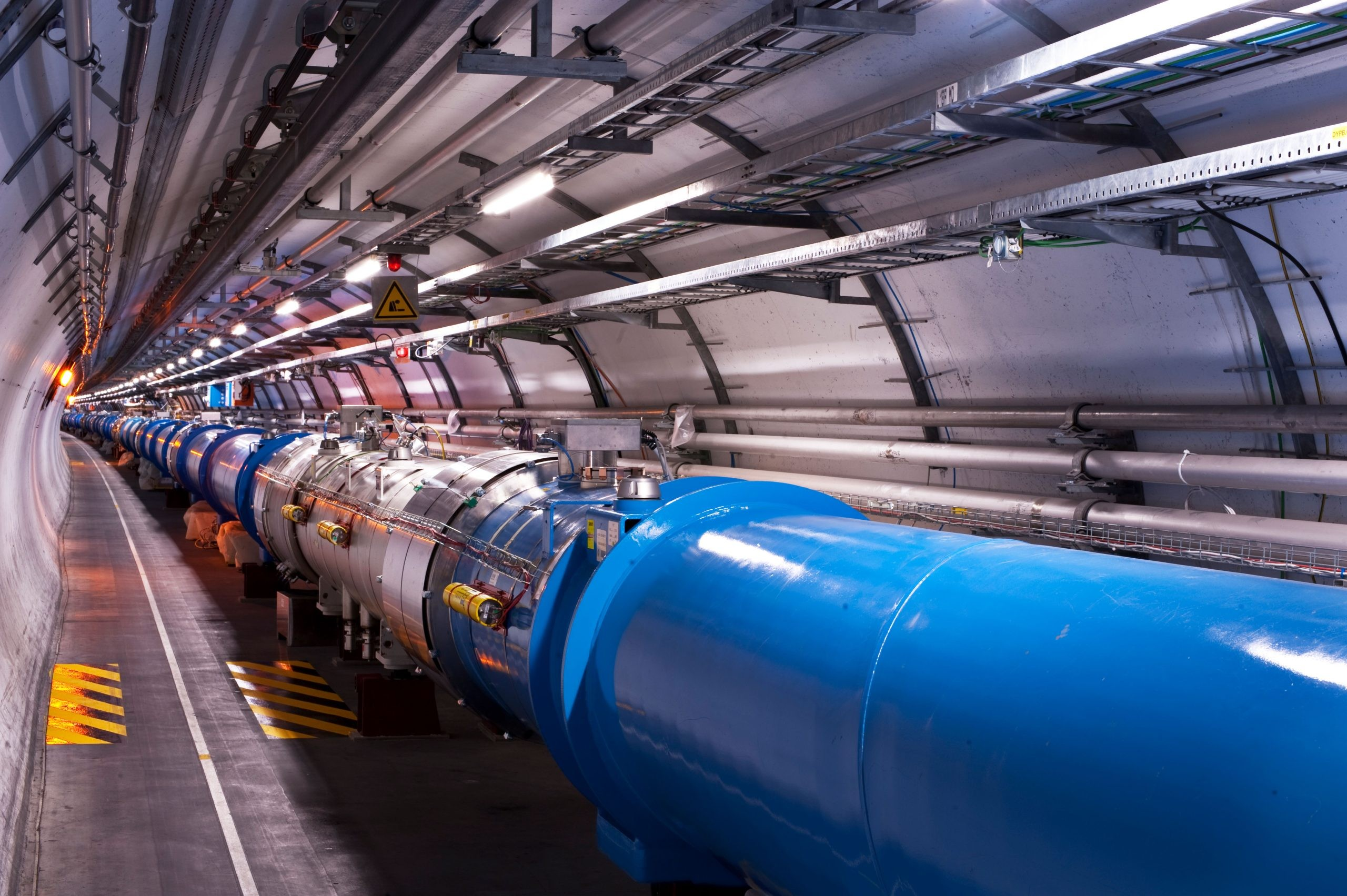 Στον LHC, μαγνήτες καμπυλώνουν την τροχιά των πρωτονίων γύρω από μια σήραγγα μήκους 27 χιλιομέτρων, η οποία είναι κατασκευασμένη κάτω από τα γαλλοελβετικά σύνορα. Πηγή: Cern 