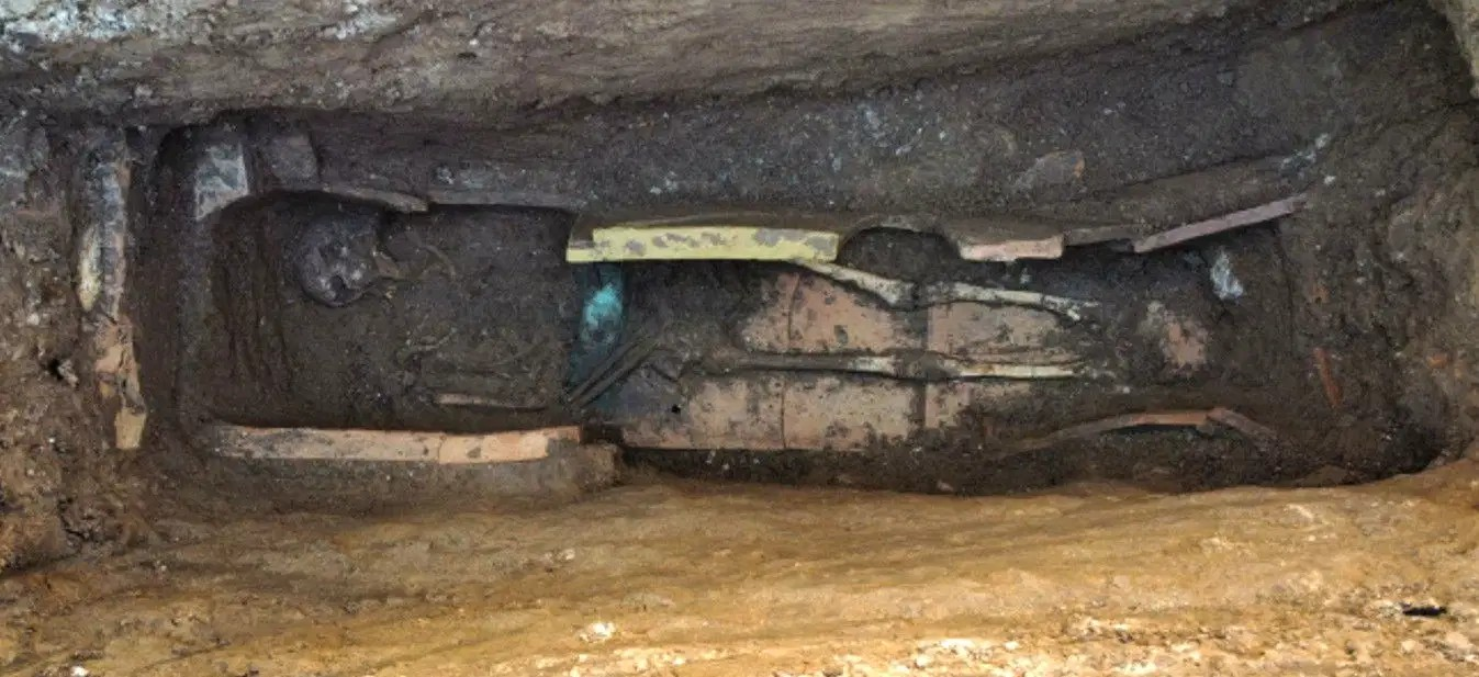 Απλός λακκοειδής τάφος με κτερίσματα, στα οποία περιλαμβάνονται ένα σιδερένιο κόσμημα και διάφορα κεραμικά αγγεία. Φωτογραφία: Υπουργείο Πολιτισμού (MiC)