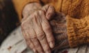 Παράνομο γηροκομείο στους Αμπελόκηπους: «Οι συνθήκες που επικρατούσαν έθεταν σε κίνδυνο τη ζωή των ηλικιωμένων» - Το πόρισμα «φωτιά» των κοινωνικών λειτουργών