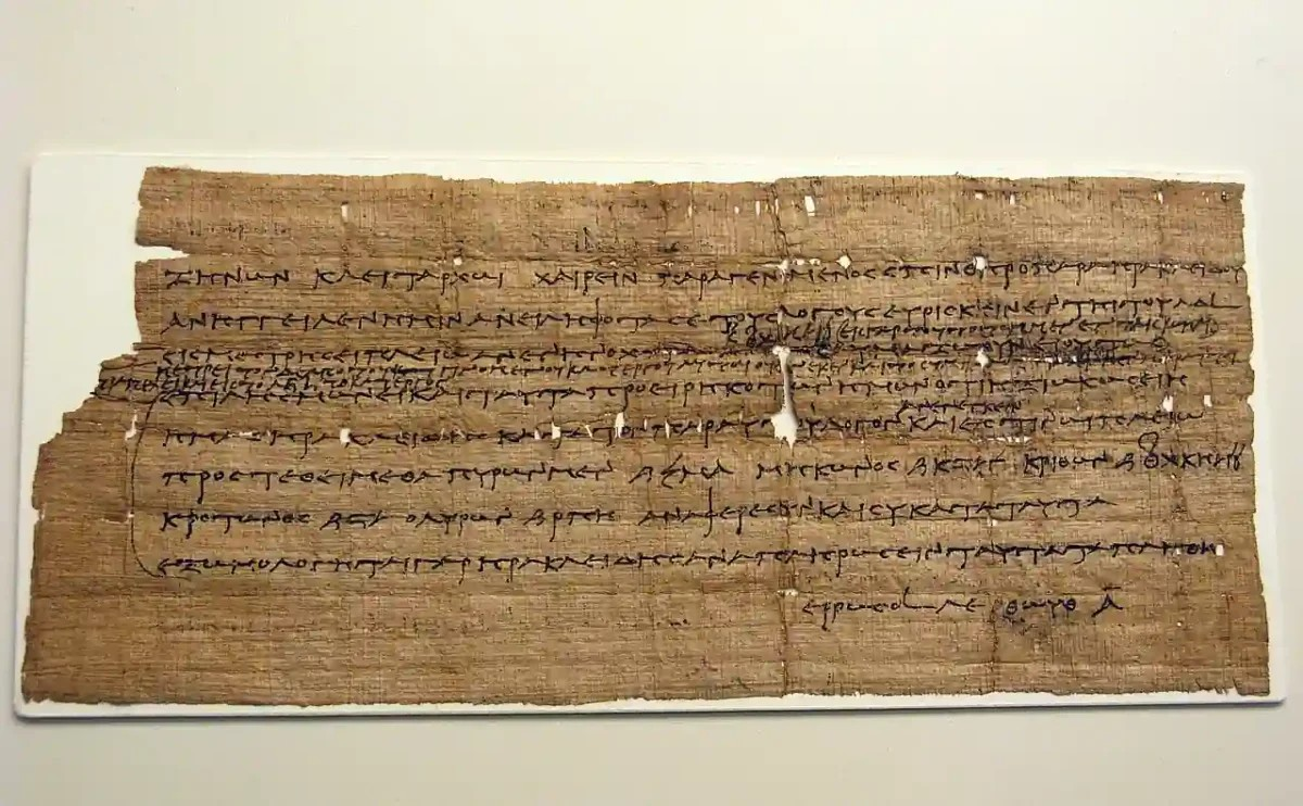 Τμήμα παπύρου με ελληνική γραφή. Αποτελεί μέρος επιστολής που αναφέρεται σε τακτοποίηση φορολογικών εκκρεμοτήτων. Ανήκει στο Αρχείο του Ζήνωνα, αξιωματούχου και διαχειριστή της βασιλικής περιουσίας. Από το Φαγιούμ (Αίγυπτος). 3ος αιώνας π.Χ. Φωτογραφία: Τηλέμαχος Ευθυμιάδης / Wikimedia Commons 