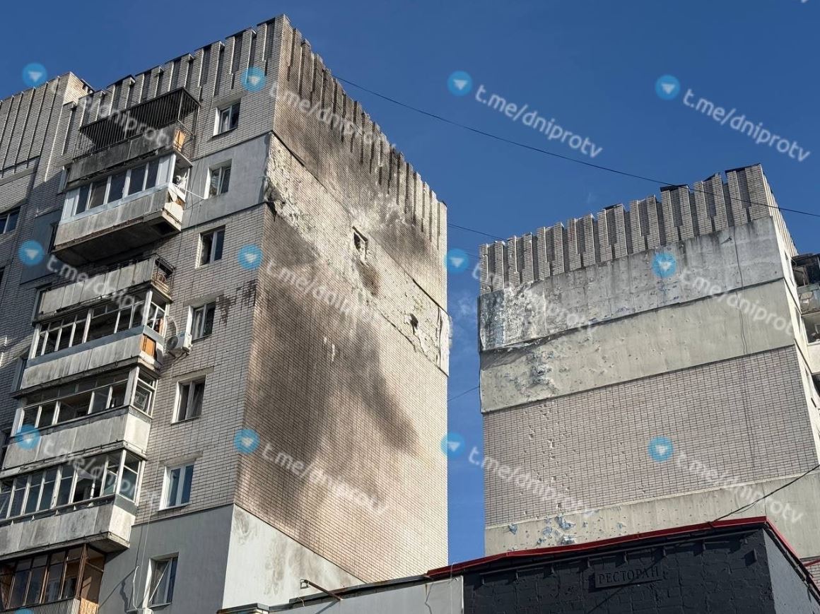 Φωτογραφία κτιρίου που υπέστη σοβαρές ζημιές μετά από ρωσική επίθεση στο Ντνίπρο