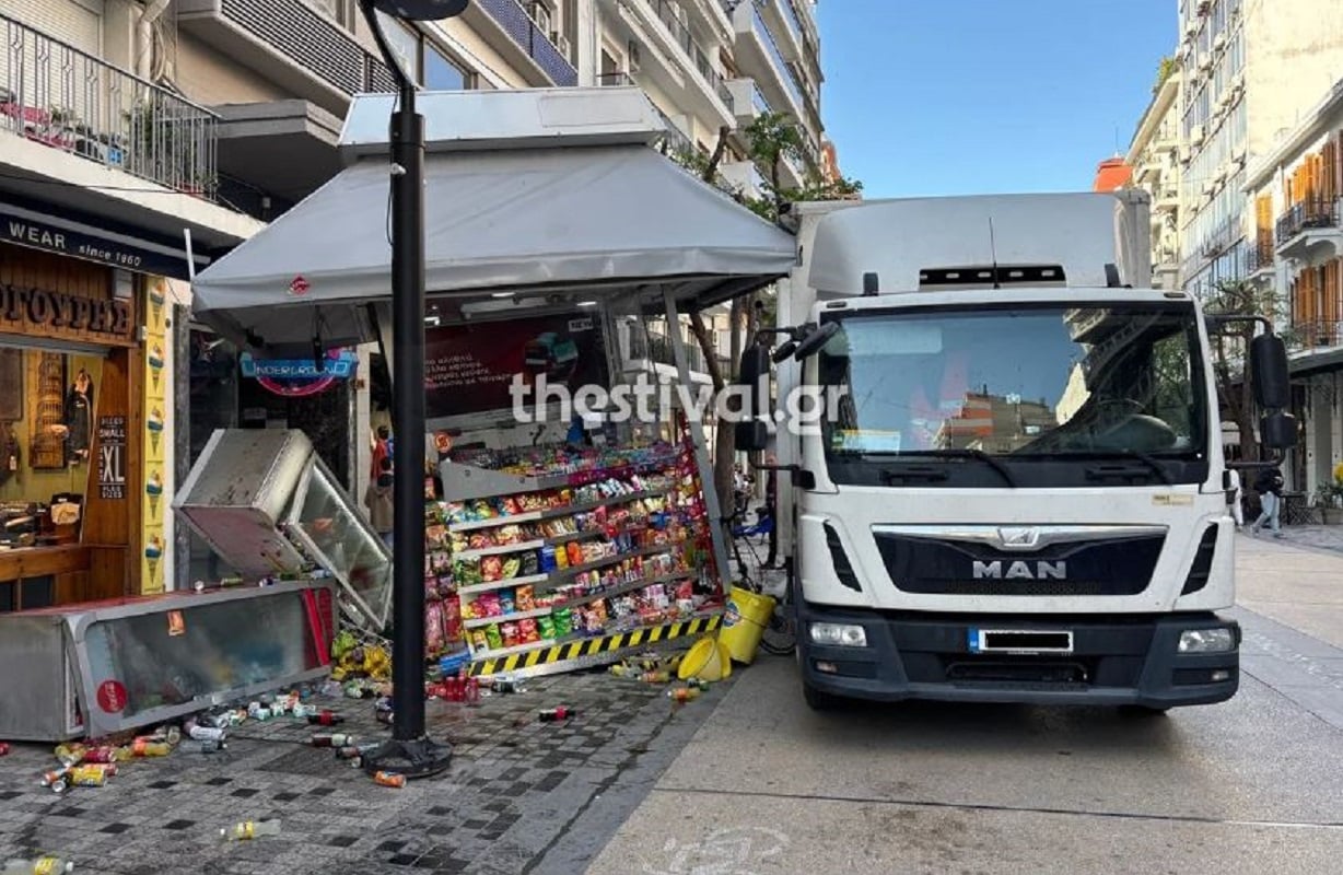 Θεσσαλονίκη: Φορτηγό έπεσε σε περίπτερο στον πεζόδρομο της Αγίας Σοφίας – Από τύχη δεν υπήρξαν τραυματισμοί – ΦΩΤΟ και ΒΙΝΤΕΟ