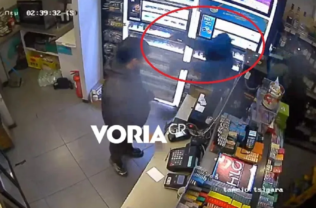 Θεσσαλονίκη: Συνελήφθησαν τρεις ανήλικοι για ληστεία σε ψιλικατζίδικο – Βίντεο ντοκουμέντο από τη στιγμή που απειλούν με πιστόλι τον υπάλληλο