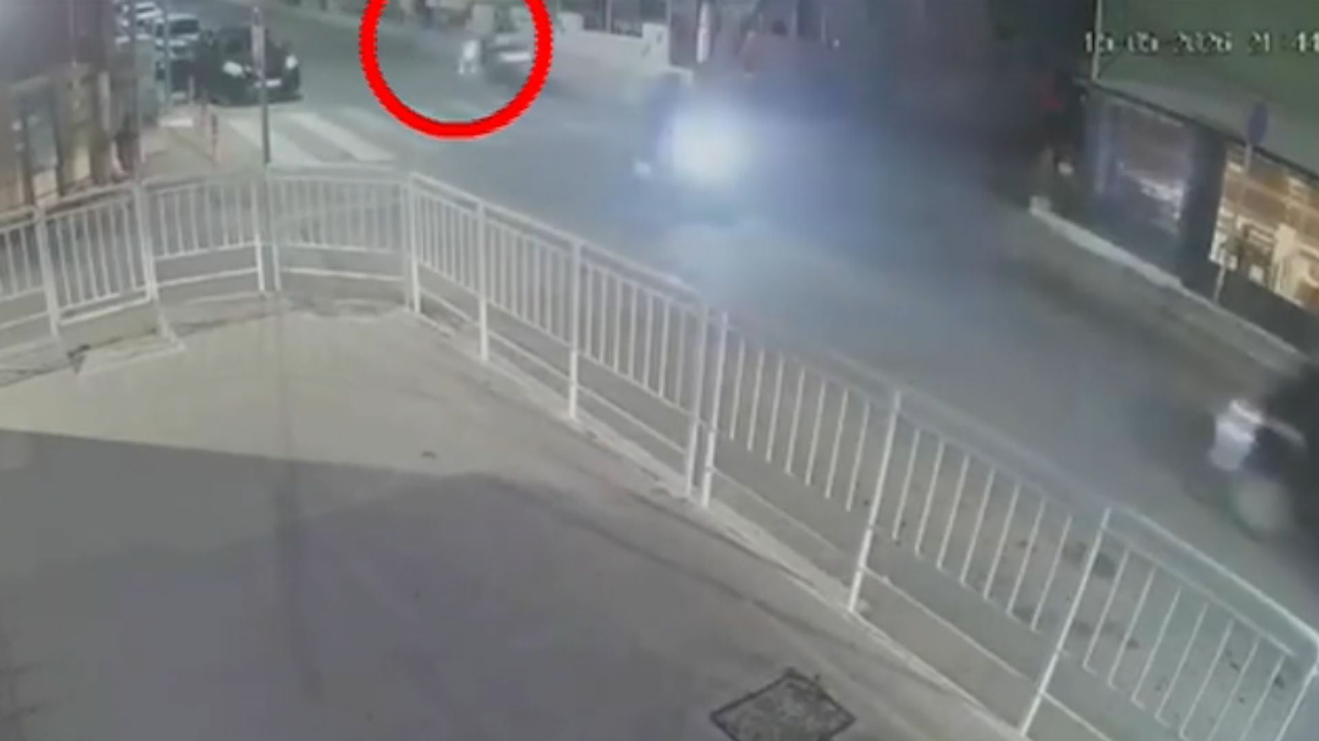 Ηράκλειο: Βίντεο από τη στιγμή που μηχανή παρασύρει γυναίκα στις Γούρνες – «Την πέταξε 20 μέτρα μακριά» λέει ο σύζυγός της
