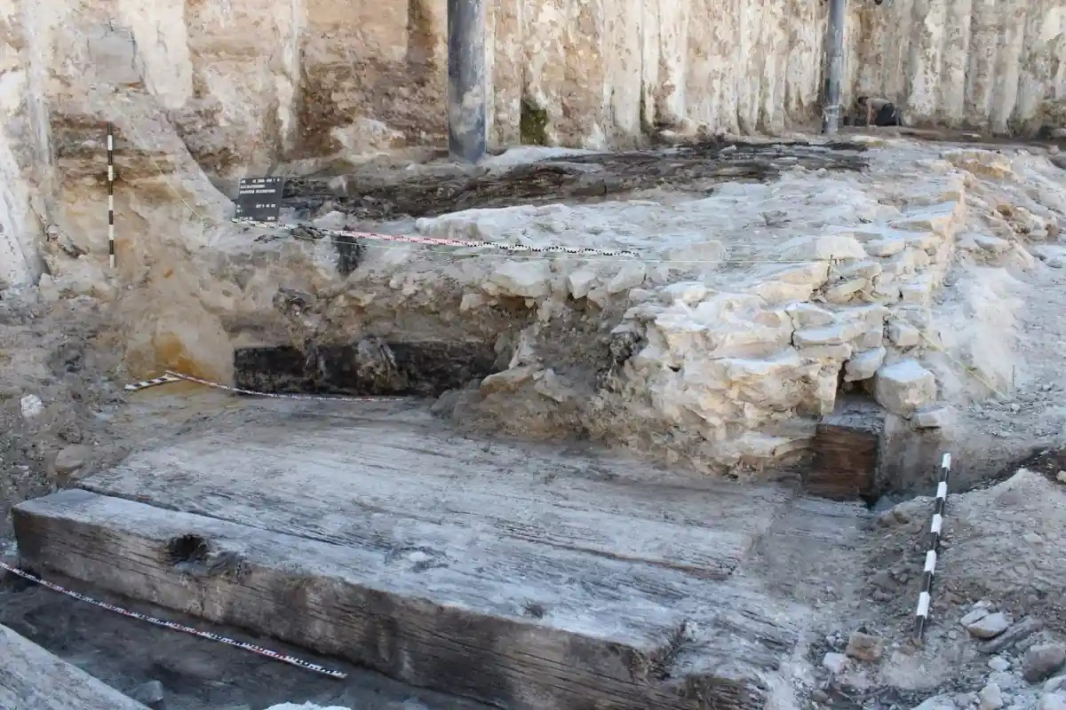 Εγκάρσια τομή ολόκληρης της κατασκευής. Δεξιά διακρίνεται ο τοίχος που βλέπει προς τον ποταμό Μάιν· σε πρώτο πλάνο βρίσκονται τα διατηρημένα ξύλινα δοκάρια, τα οποία είναι σχεδόν 2.400 ετών. Φωτογραφία: BLfD 