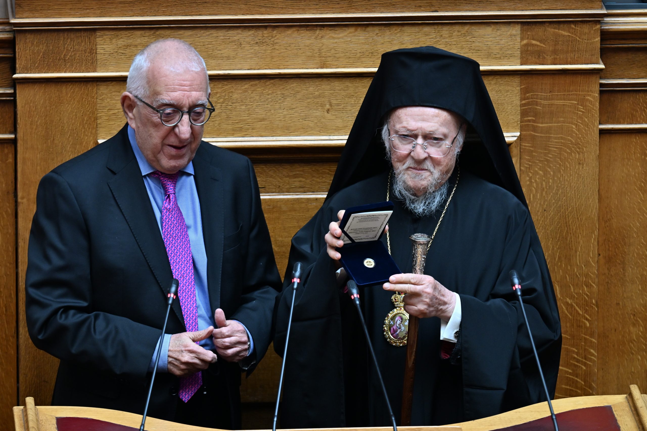 Τιμήθηκε με το Χρυσό Μετάλλιο της Βουλής ο Πατριάρχης Βαρθολομαίος – Κακλαμάνης: «Στιγμή χαράς, τιμής και συγκίνησης»