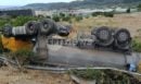 Ανατροπή φορτηγού στην είσοδο του Βόλου – Στο νοσοκομείο ο οδηγός
