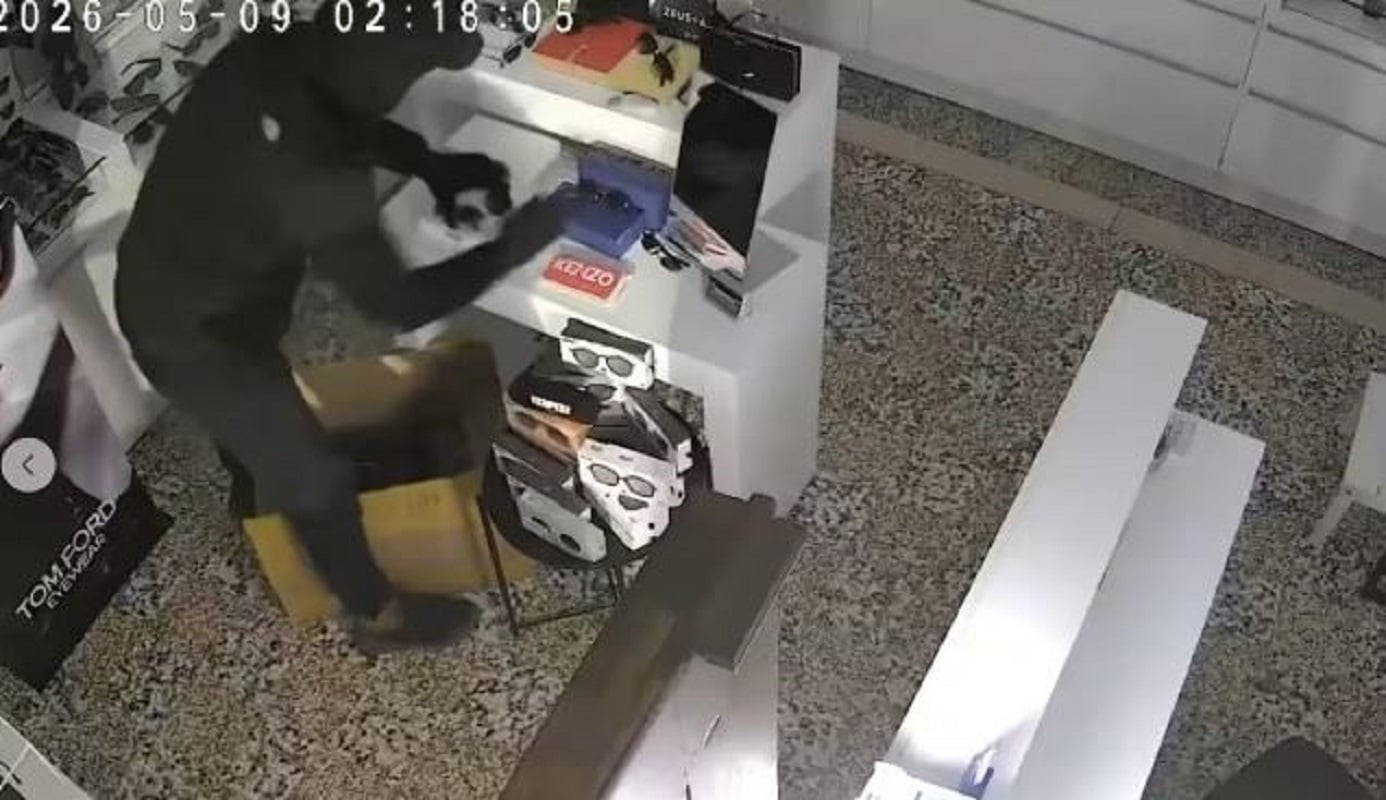 Χαλκιδική: Καρέ καρέ η δράση διαρρηκτών που εισέβαλαν σε κατάστημα με οπτικά – Ζημιά 20.000 ευρώ