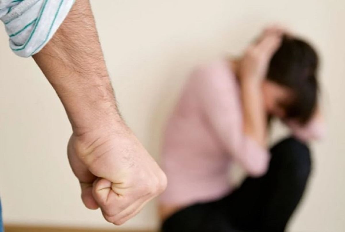 Χανιά: Άγριος ξυλοδαρμός 33χρονης από τον σύζυγό της μπροστά στα ανήλικα παιδιά τους – Της έσπασε και δόντι