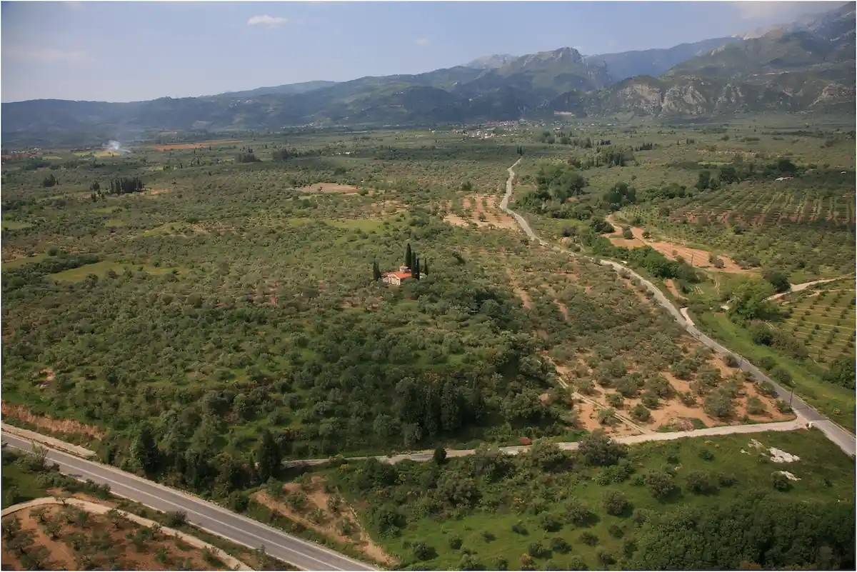 Αεροπορική άποψη του λόφους του Αγίου Βασιλείου από τα δυτικά. Πηγή: Β. Γεωργιάδης / Corien Wiersma, Ερευνητικό Πρόγραμμα Αγίου Βασιλείου (Aghios Vasileios Survey Project)