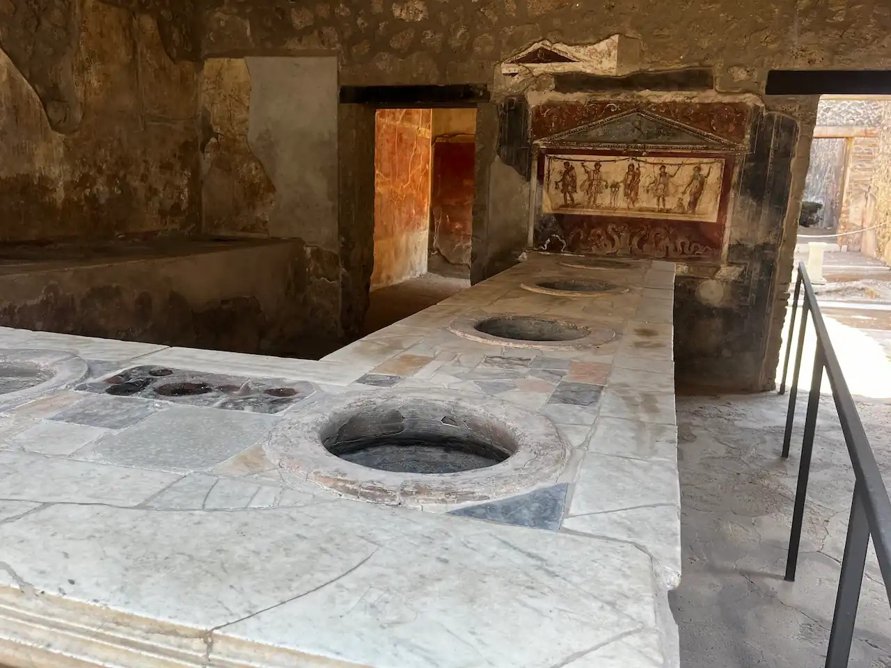Στο φως τα μυστικά της Πομπηίας: Τι έκρυβαν οι ρωμαϊκά πιθάρια στους πάγκους των αρχαίων ταβερνών