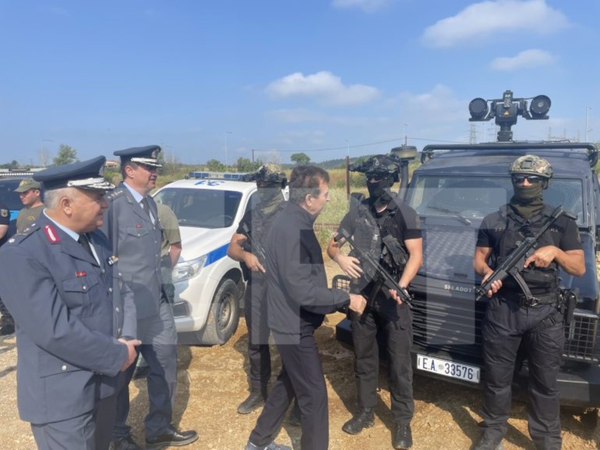 Οι αρμόδιοι υποδέχονται τον υπουργό Προστασίας του Πολίτη