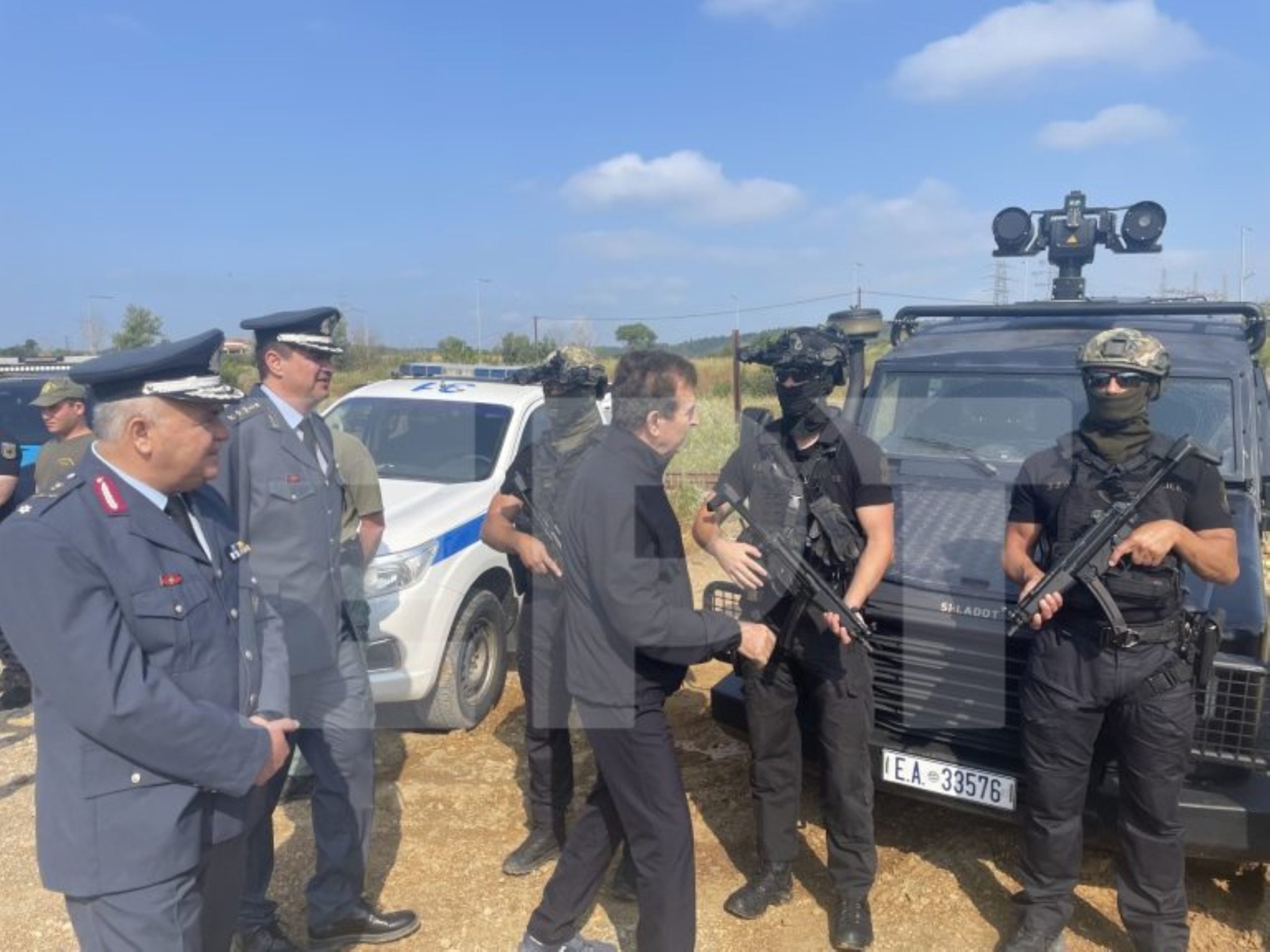 Οι αρμόδιοι υποδέχονται τον υπουργό Προστασίας του Πολίτη