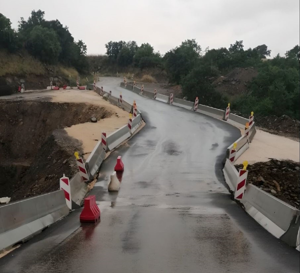 Κακοκαιρία στα Φάρσαλα: Εκτεταμένες ζημιές σε καλλιέργειες και οδικό δίκτυο – Αλειφτήρας στο enikos.gr: «Πρέπει να αποζημιωθούν οι παραγωγοί»