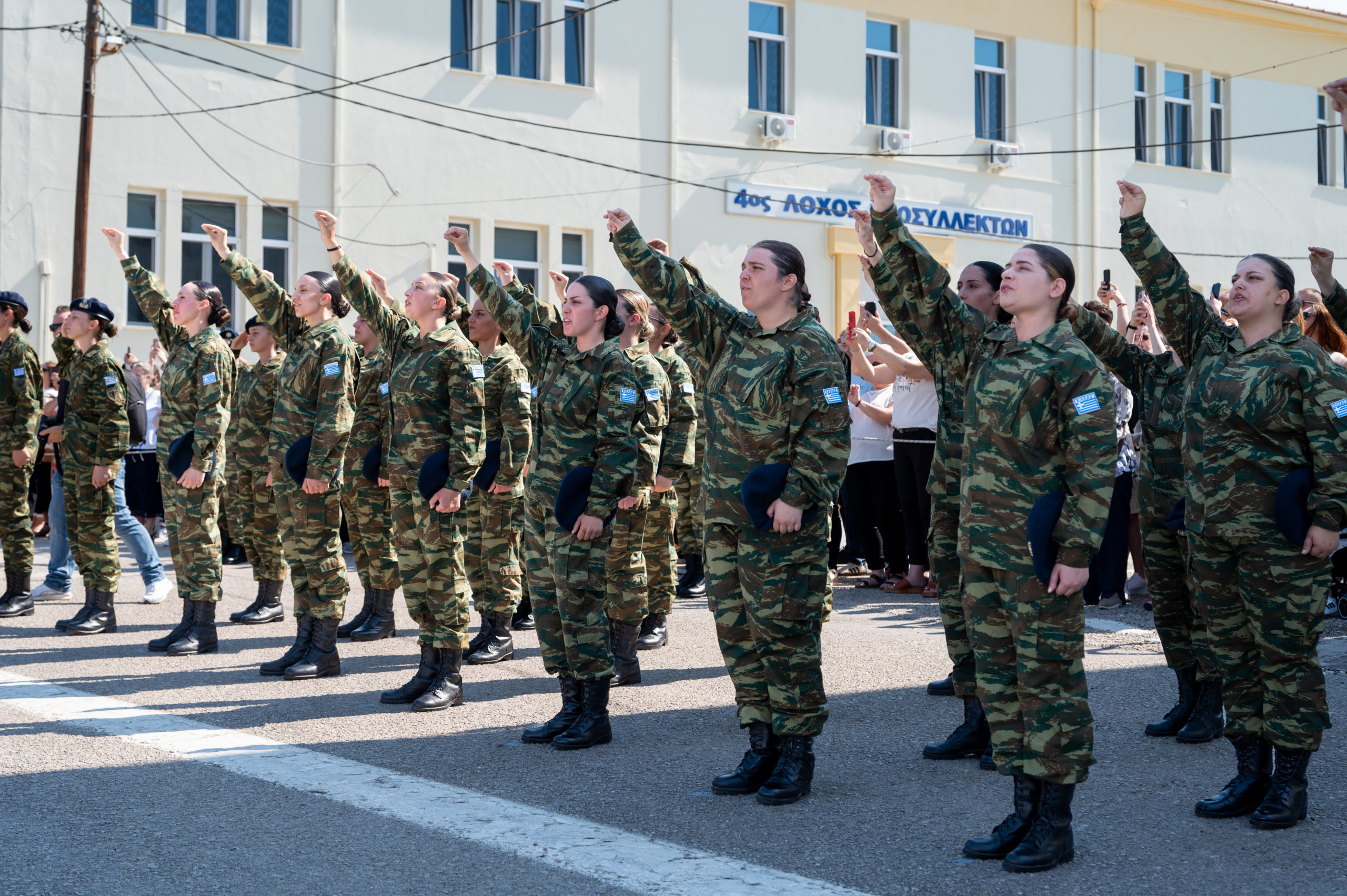 Ορκίστηκαν οι πρώτες γυναίκες-οπλίτες – Δείτε βίντεο και φωτογραφίες