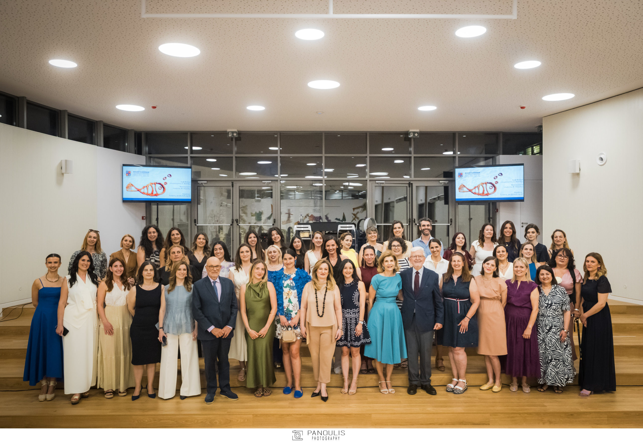 Εκπαιδευτικοί του Νηπιαγωγείου «Ι.Μ. Καρράς» με τη Διευθύντρια Τατιάνα Γκούσκου, τον Σπύρο Πολλάλη, President του Κολλεγίου Αθηνών και τον Αλέξη Φυλακτόπουλο, Πρόεδρο ΔΣ του Ελληνοαμερικανικού Εκπαιδευτικού Ιδρύματος