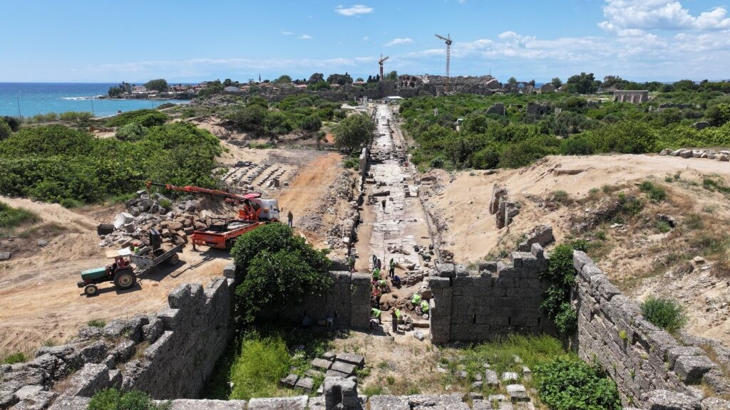 Εναέρια άποψη δείχνει έναν αρχαίο δρόμο που οδηγεί στη δεύτερη κύρια πύλη της αρχαίας πόλης της Σίδης, αφού ήρθε στο φως στην περιοχή Μαναβγκάτ της Αττάλειας, στην Τουρκία, στις 21 Μαΐου 2026. (Φωτογραφία: Πρακτορείο Anadolu / AA)