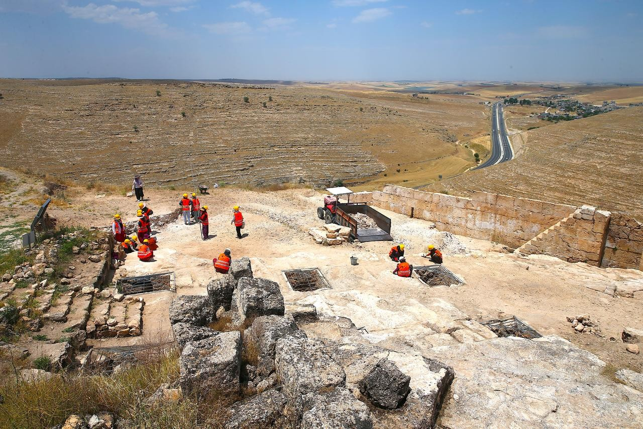 Ερευνητικές ομάδες εργάζονται στο Κάστρο Ζερζεβάν, ένα ρωμαϊκό συνοριακό οχυρό με θέα στις πεδιάδες του Ντιγιάρμπακιρ στη νοτιοανατολική Τουρκία. Φωτογραφία: AΑ