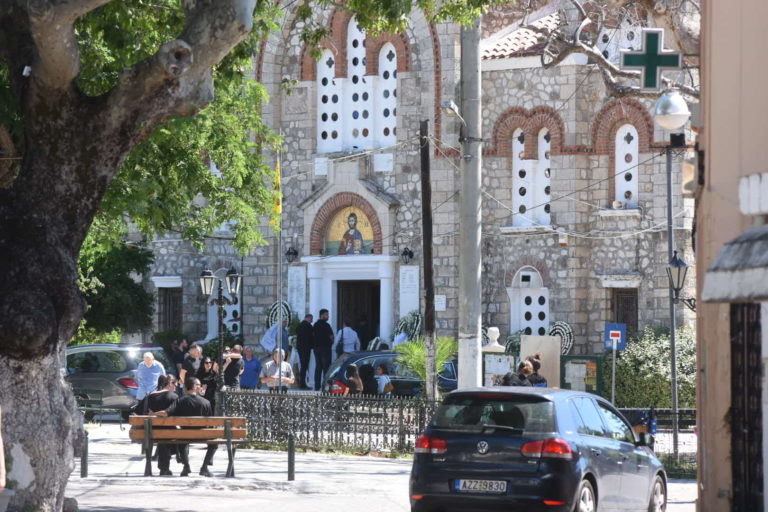 Αίγιο: Θρήνος στην κηδεία της 54χρονης Μαρίας και του 26χρονου Ολύμπιου – Επιμένει ότι είναι αθώος ο 65χρονος Ιταλός