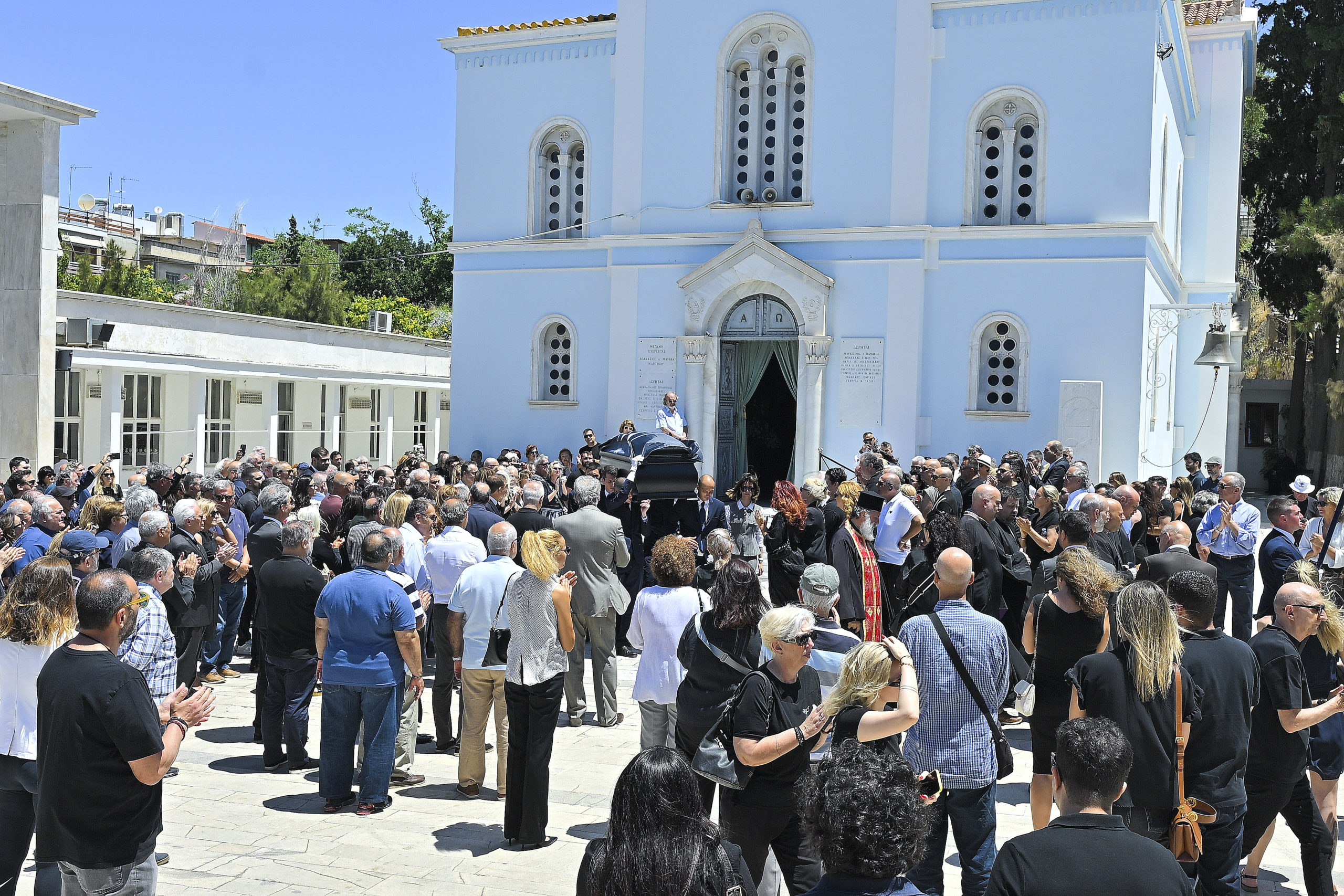 Ανδρέας Μαζαράκης: Συγκίνηση στο τελευταίο «αντίο» του δημοσιογράφου – Με τη σημαία του Αστέρα Εξαρχείων το φέρετρό του
