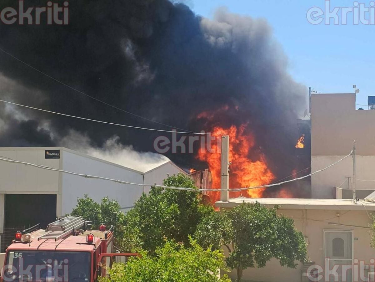 Ηράκλειο: Στις φλόγες εργοστάσιο στον Αϊ Γιάννη Χωστό – Κινδυνεύουν σπίτια, μήνυμα από το 112