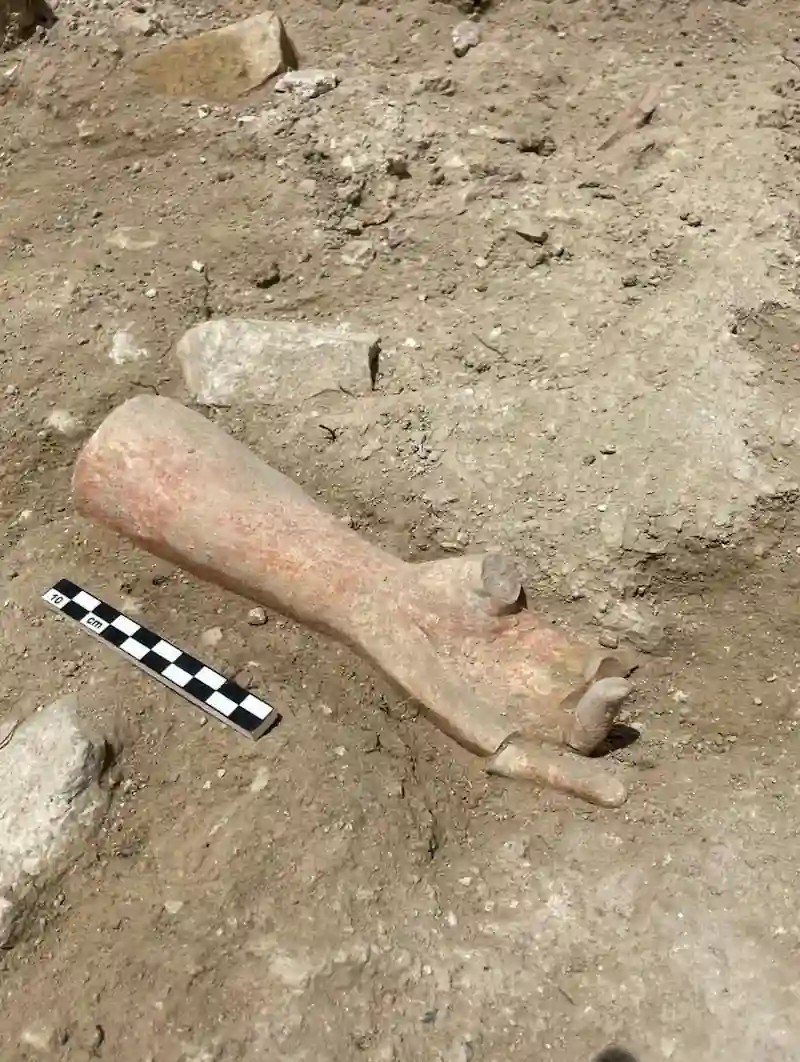 Κατάλοιπα ενός αγάλματος. Πηγή: Αρχαιολογικό και Τοπιακό Πάρκο της Κοιλάδας των Ναών 