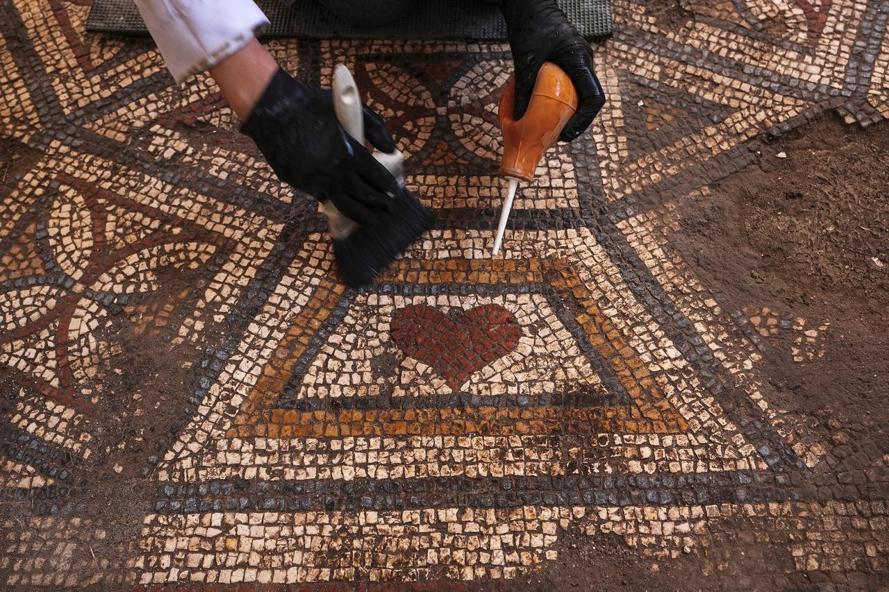 Ψηφιδωτά 1.500 ετών στη Σμύρνη: Κρυμμένα μηνύματα πίσω από ιερά μοτίβα και κισσούς