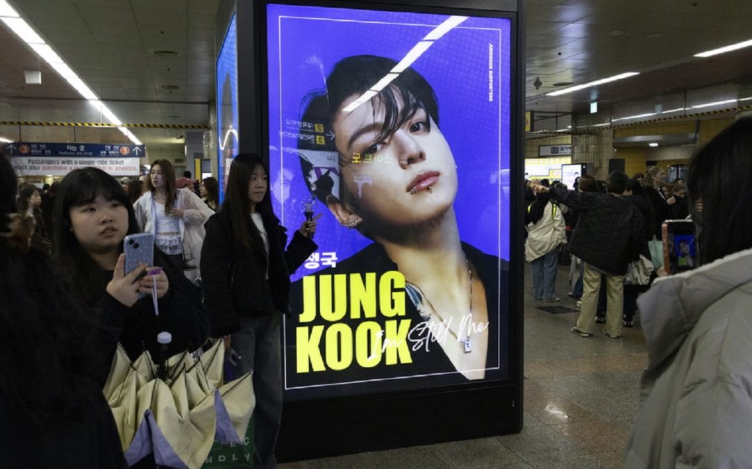 Jungkook: Εμμονική θαυμάστρια του σταρ των BTS κινδυνεύει με απέλαση από τη Νότια Κορέα – Χτύπησε 133 φορές το κουδούνι του σπιτιού του