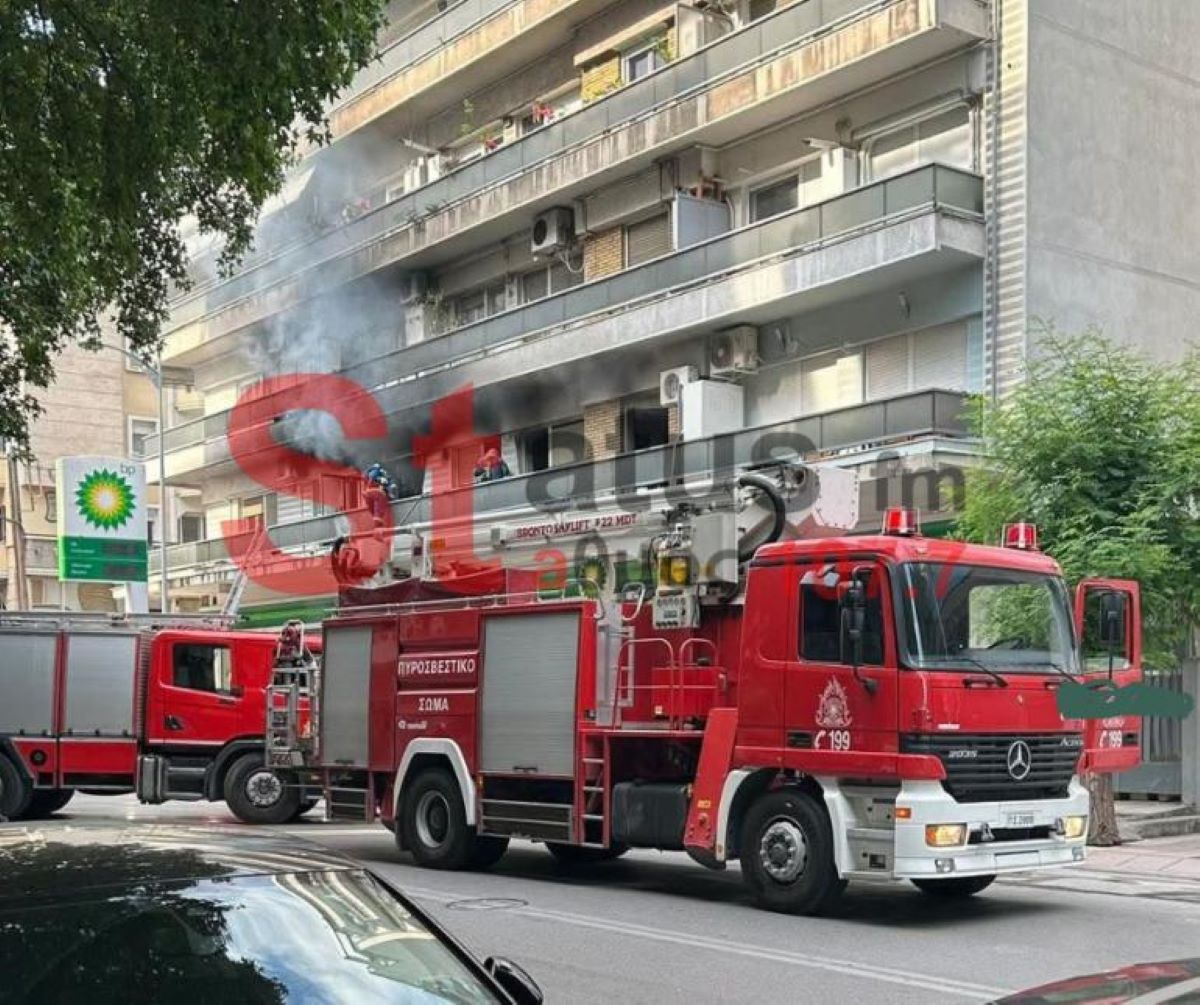 Θεσσαλονίκη: Φωτιά σε διαμέρισμα που βρίσκεται πάνω από βενζινάδικο – Απεγκλωβίστηκαν δύο άτομα