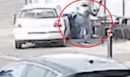 Βίντεο-σοκ:  51χρονος παρέσυρε γυναίκα με αυτοκίνητο και της επιτέθηκε με ρόπαλο - Είχε εμμονή μαζί της