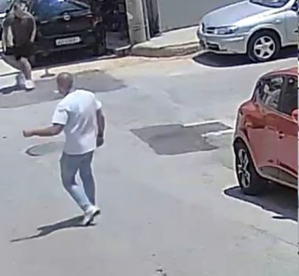 Πειραιάς: Βίντεο από τη στιγμή που τα δύο αδέλφια τρέχουν για να ξεφύγουν από τον ηλικιωμένο με την τρίαινα
