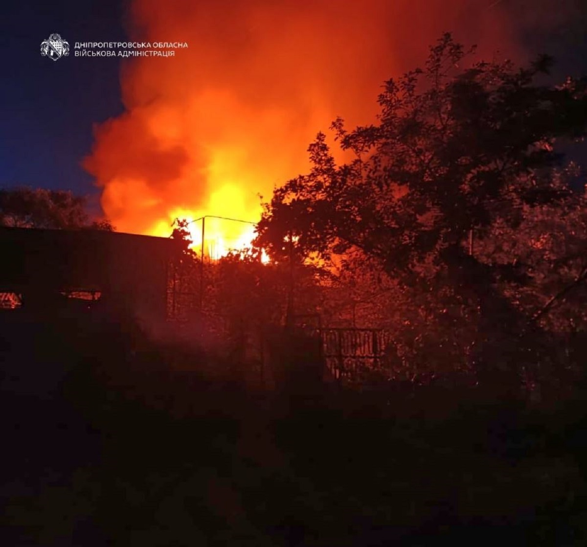 Φωτογραφία που δόθηκε στη δημοσιότητα από τη Στρατιωτική Διοίκηση της Περιφέρειας Ντνιπροπετρόφσκ δείχνει πυρκαγιά μετά από ρωσική επίθεση στην περιοχή, τη νύχτα της 11ης Ιουνίου 2026