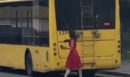 Ουκρανία: Γυναίκα με φόρεμα και τακούνια επισκευάζει τρόλεϊ στη μέση του δρόμου ΒΙΝΤΕΟ